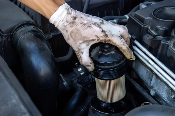 tech replacing oil filter 
